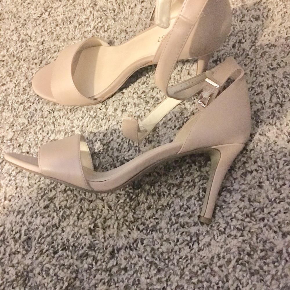 Nine West nude heels 👠